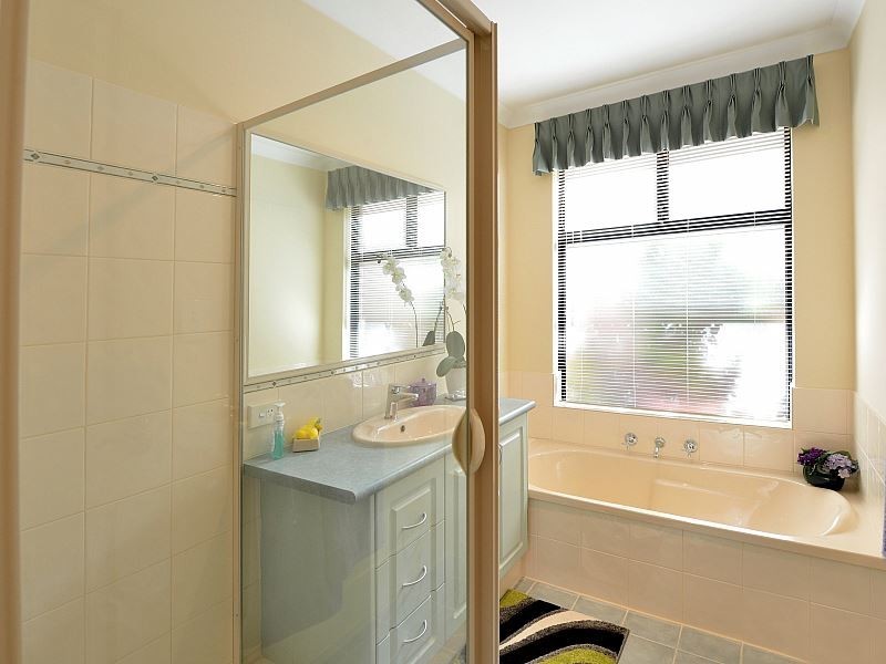 5 Brae Lane, Meadow Springs WA 6210