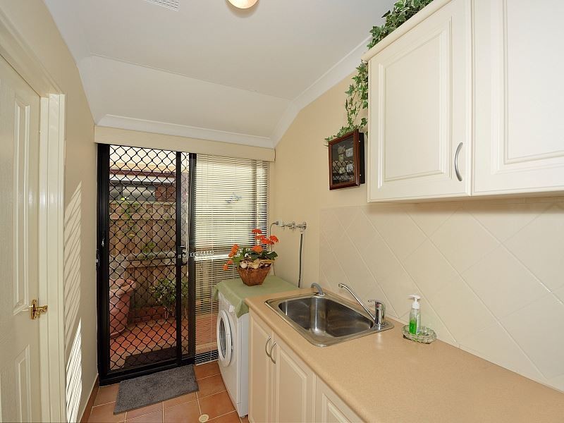 5 Brae Lane, Meadow Springs WA 6210