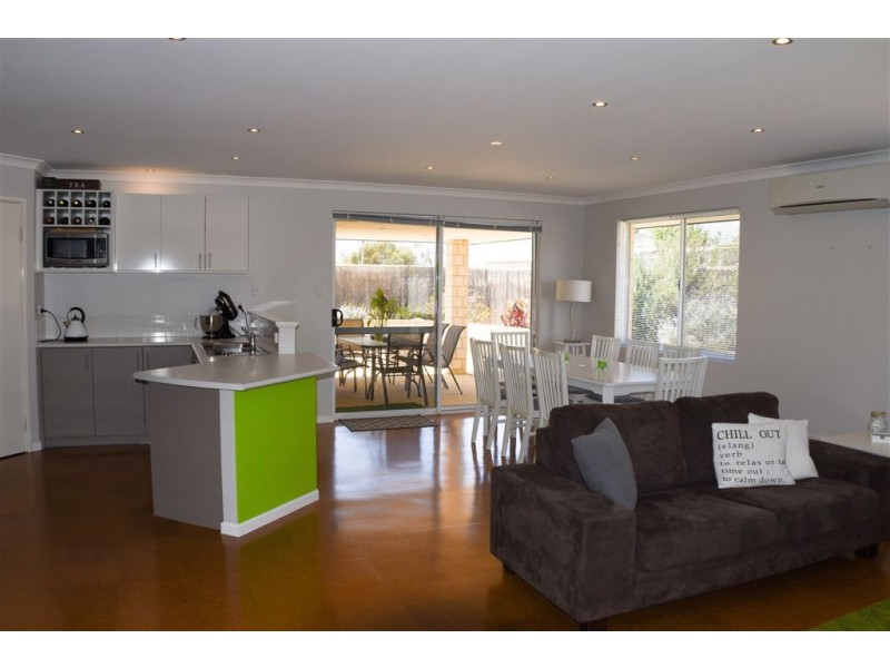 16 Chalice Rise, Lakelands WA 6180