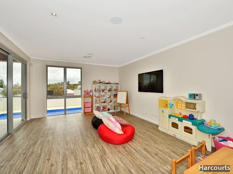 28 Halls Head Parade, Halls Head WA 6210