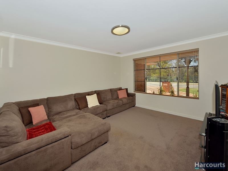 53 Oaklands Avenue, Halls Head WA 6210