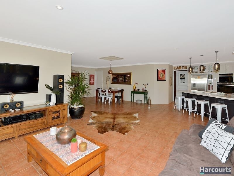 17 Grevillea Rise, Halls Head WA 6210