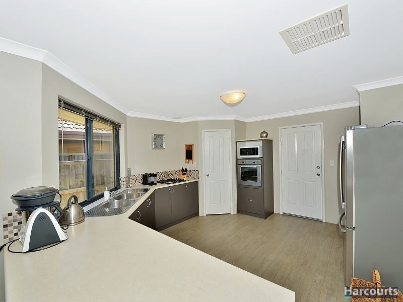 18 Whitegum Pass, Halls Head WA 6210