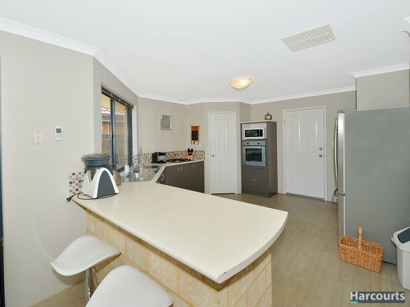 18 Whitegum Pass, Halls Head WA 6210