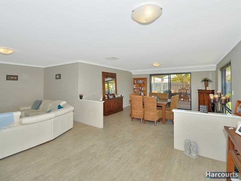 18 Whitegum Pass, Halls Head WA 6210