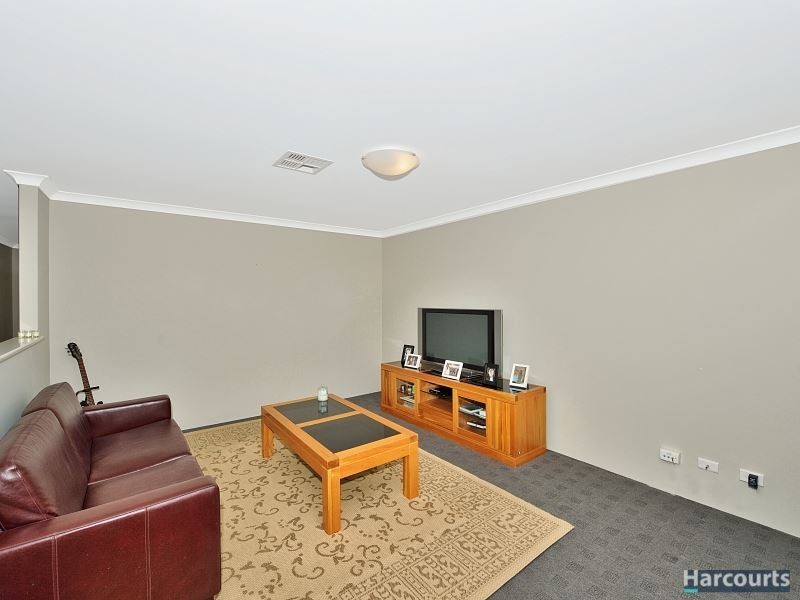 18 Whitegum Pass, Halls Head WA 6210