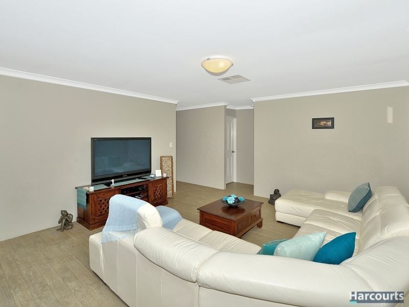 18 Whitegum Pass, Halls Head WA 6210