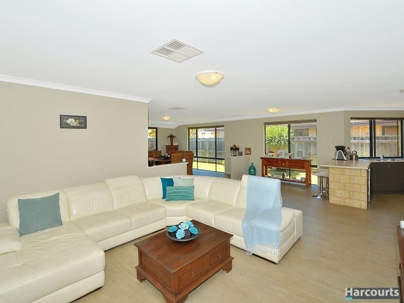 18 Whitegum Pass, Halls Head WA 6210