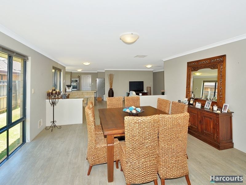 18 Whitegum Pass, Halls Head WA 6210