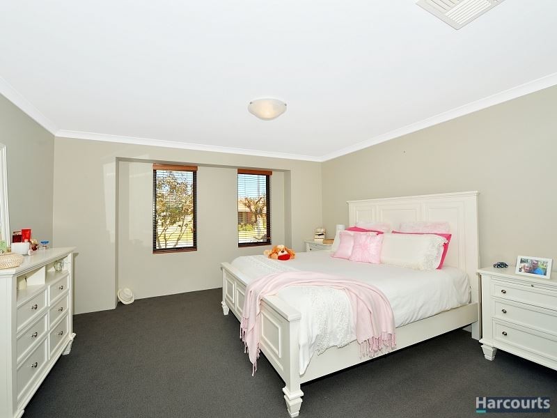 18 Whitegum Pass, Halls Head WA 6210