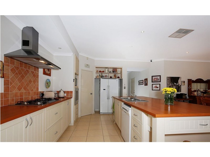 8 Ravendale Drive, Dudley Park WA 6210