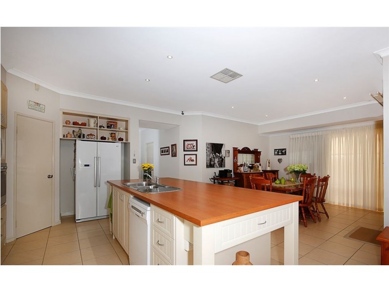 8 Ravendale Drive, Dudley Park WA 6210