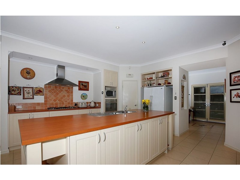 8 Ravendale Drive, Dudley Park WA 6210