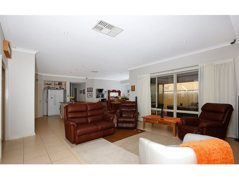 8 Ravendale Drive, Dudley Park WA 6210