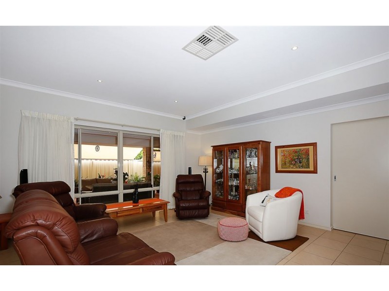 8 Ravendale Drive, Dudley Park WA 6210