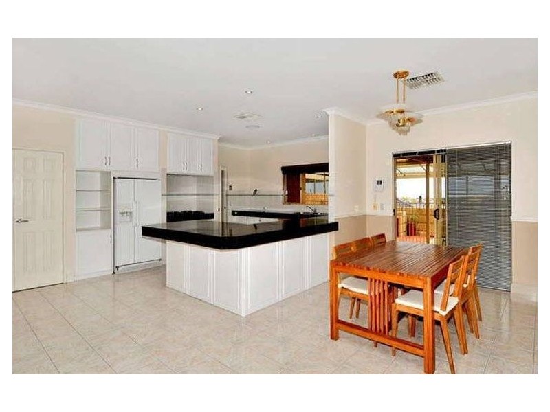 10 Magnolia Rise, Halls Head WA 6210