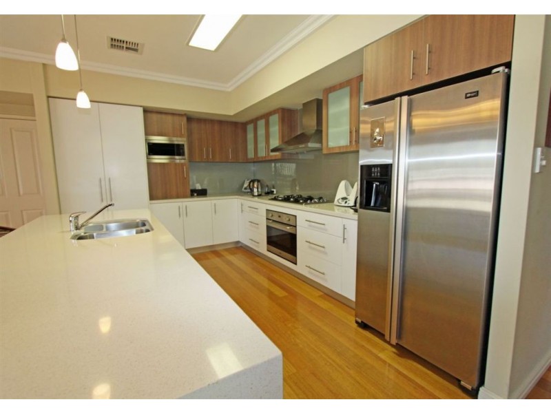 7 Banyon Close, Halls Head WA 6210
