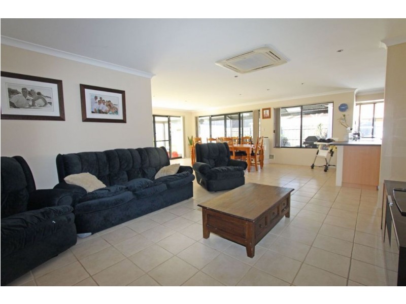 175 Peelwood Parade, Halls Head WA 6210