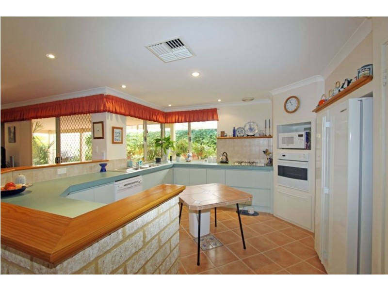 2 Neptune Place, Halls Head WA 6210