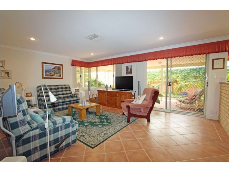 2 Neptune Place, Halls Head WA 6210