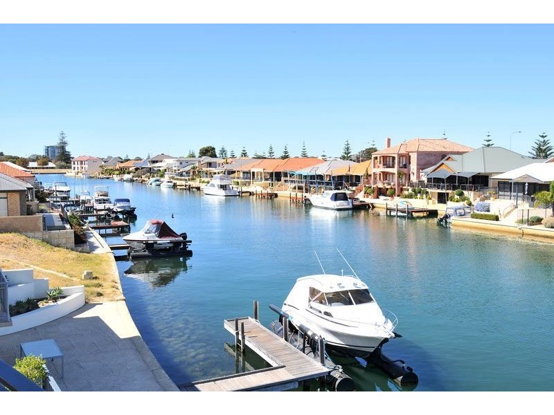 10 Aztec Island Retreat, Halls Head WA 6210