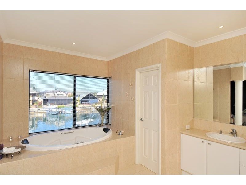 10 Aztec Island Retreat, Halls Head WA 6210