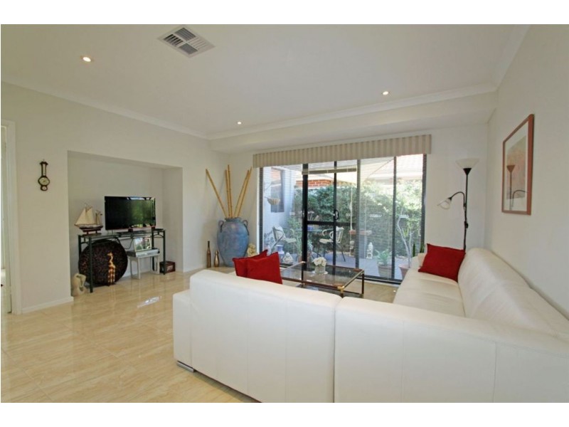 12 Moorhen Green, Dudley Park WA 6210