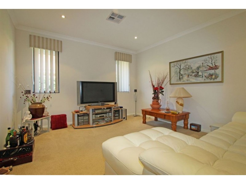 12 Moorhen Green, Dudley Park WA 6210