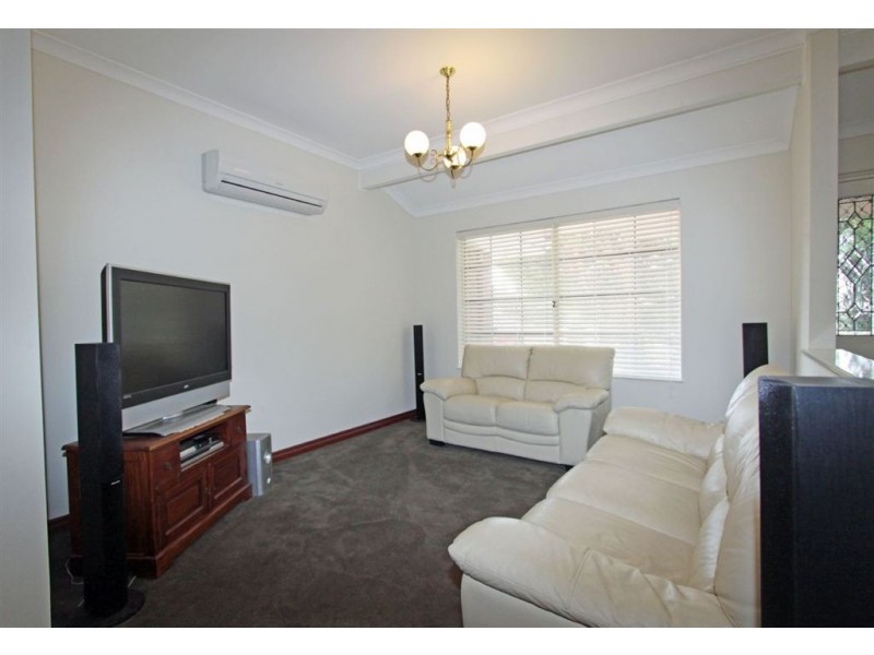 18 Railton Place, Dudley Park WA 6210