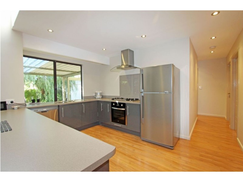 18 Mahogany Drive, Halls Head WA 6210