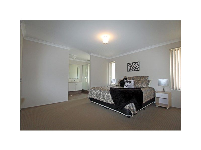 18 Scottsdale Turn, Meadow Springs WA 6210