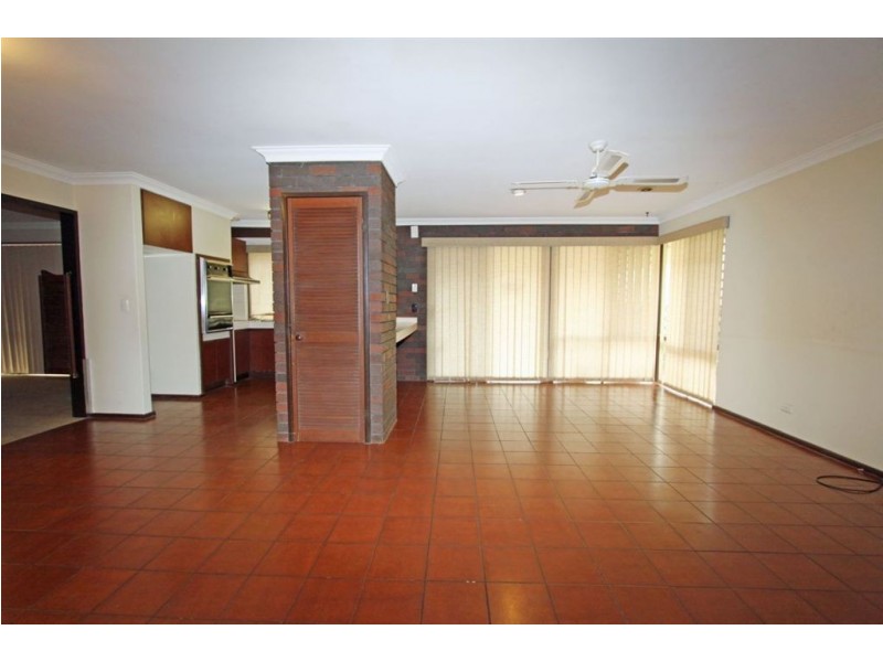 18 Leighton Road East, Halls Head WA 6210
