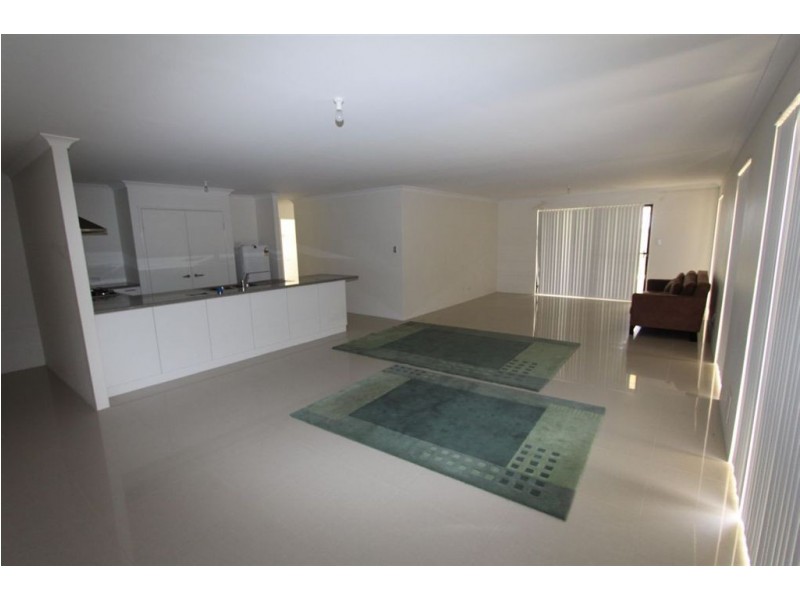 9 Pelora View, Lakelands WA 6180