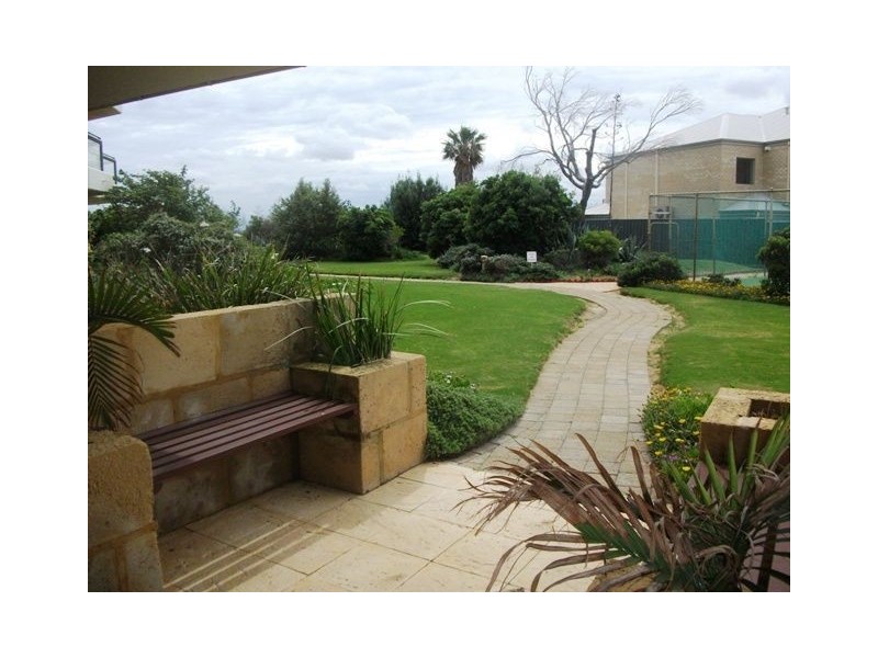 9/6A Valley Road, Halls Head WA 6210