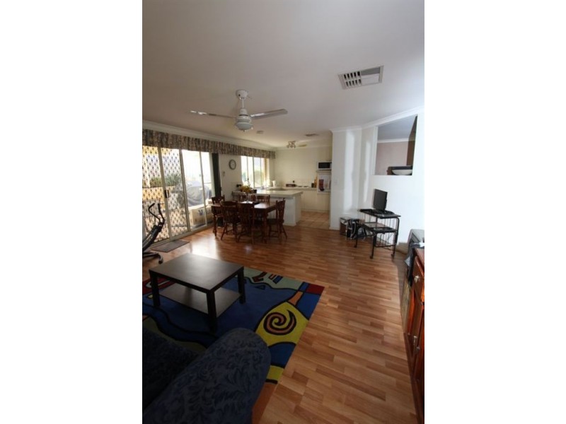 17a Honeysuckle Ramble, Halls Head WA 6210