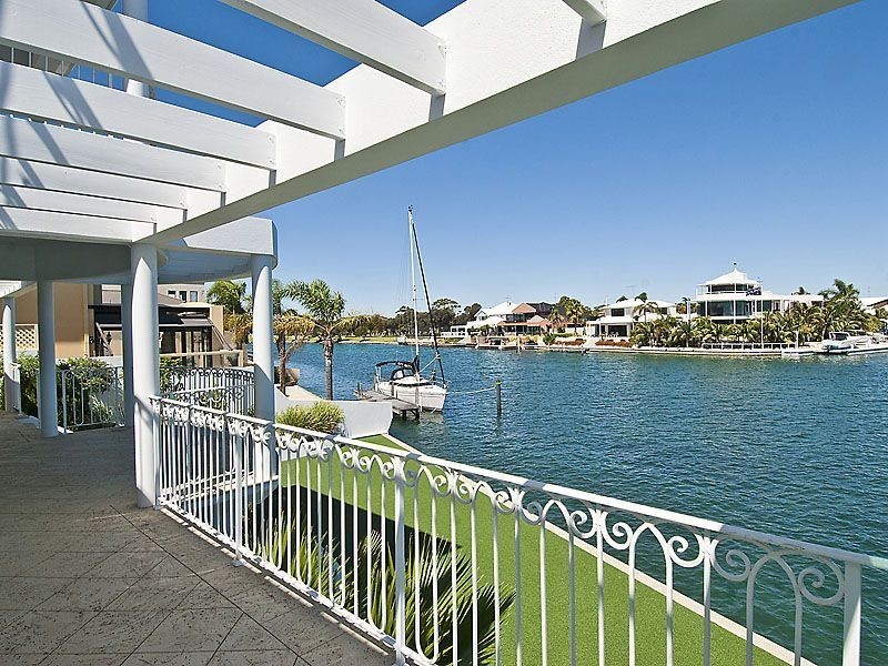 8 Sovereign Gardens, Halls Head WA 6210