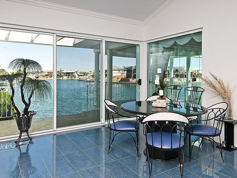 8 Sovereign Gardens, Halls Head WA 6210