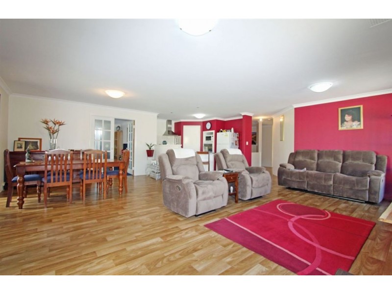 30 Pineknoll Gardens, Meadow Springs WA 6210