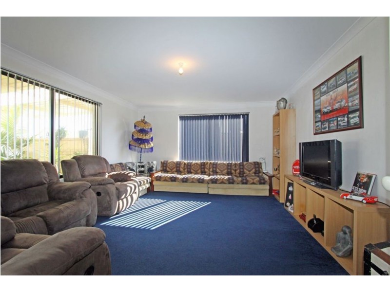 30 Pineknoll Gardens, Meadow Springs WA 6210