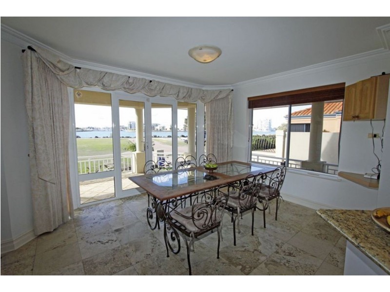 52 Fairbridge Road, Halls Head WA 6210