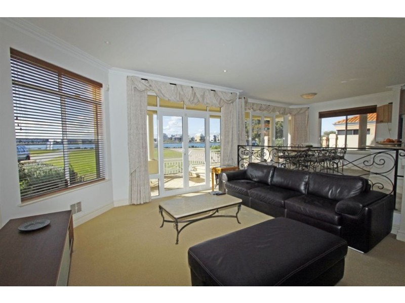 52 Fairbridge Road, Halls Head WA 6210