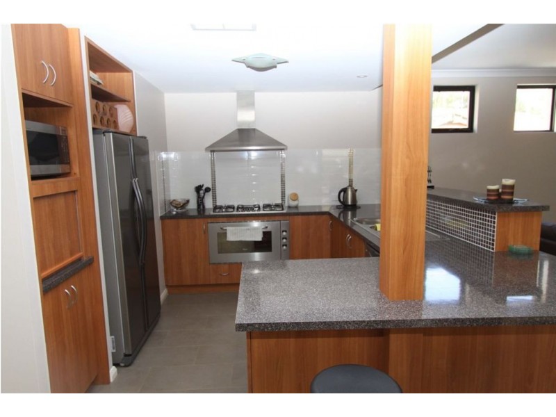 1/16 Henson Street, Silver Sands WA 6210