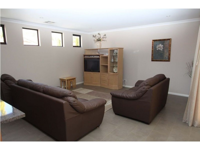 1/16 Henson Street, Silver Sands WA 6210