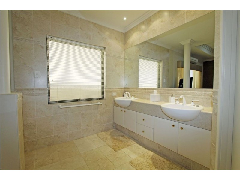 1 Nyari Court, Halls Head WA 6210