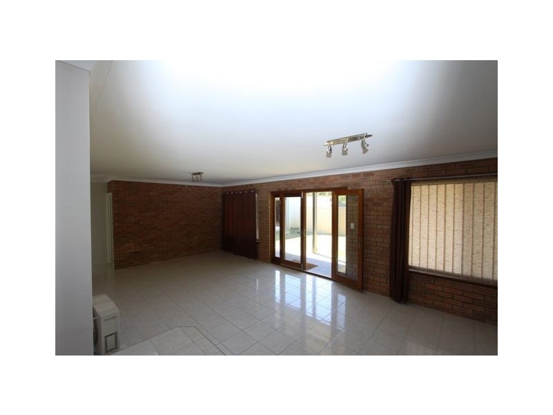 8 Maria Place, Dudley Park WA 6210