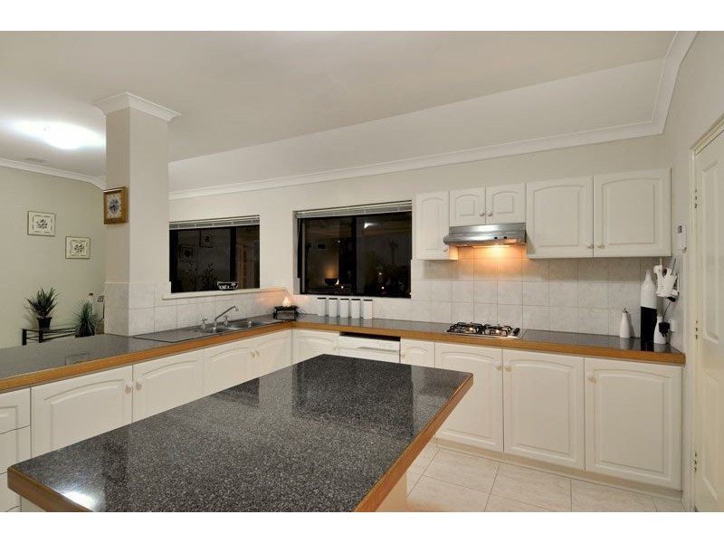 6 Wave Court, San Remo WA 6210