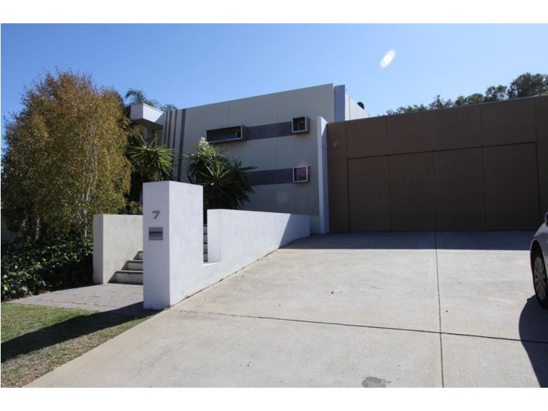 7 Prestwick Green, Meadow Springs WA 6210