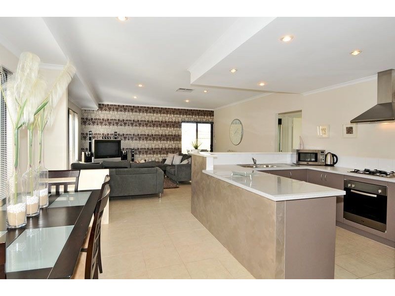 6 Salome Crescent, Lakelands WA 6180