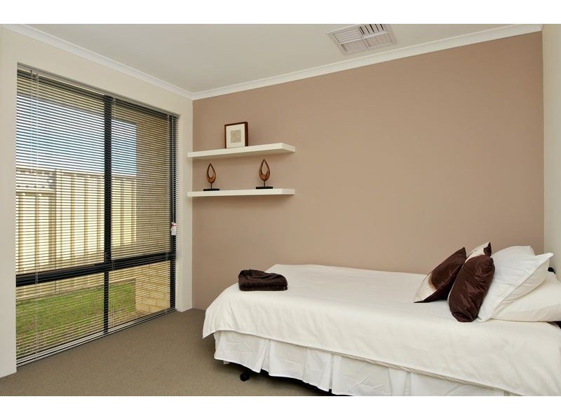 6 Salome Crescent, Lakelands WA 6180