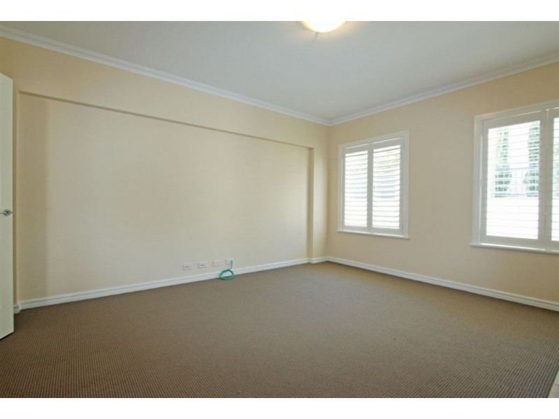 16 McKerracher Street, Dudley Park WA 6210